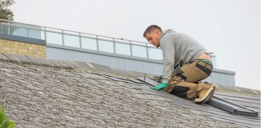 worker install roof